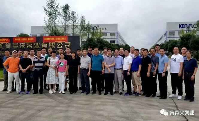 与会人员在遵义开云官方站网站登录入口-开云(中国)有限公司大门口合影留念